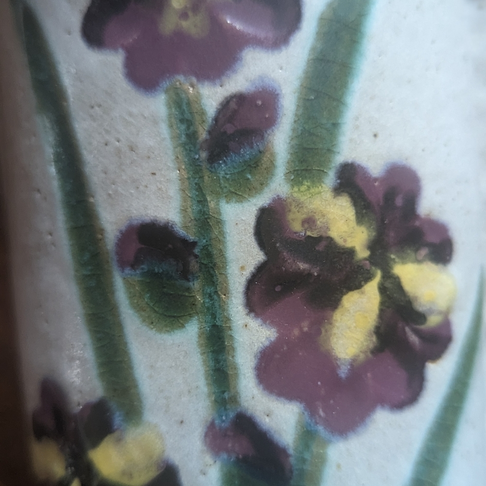 Pottery floral design wall pocket vase w/ decorative wire hanger signed - Picture 6 of 7